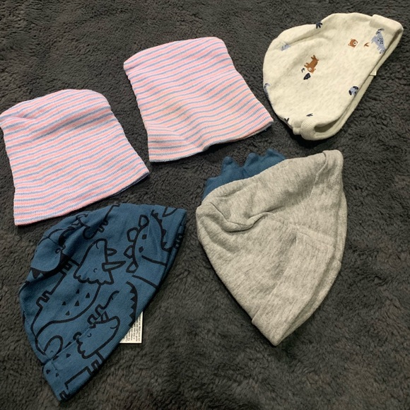 2. Bundle of 8 newborn+ hats and 1 pair of baby mitts - Picture 2 of 5
